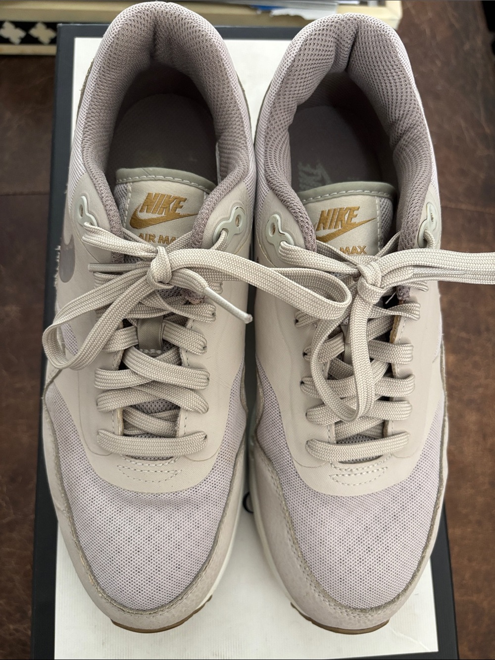 Nike Women’s Air Max 1 in Beige with metallic Logo - Picture 9 of 14